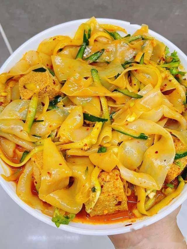 涼皮勁道有秘方，多加這一物，筋道爽滑不發硬，比小吃店的還好吃